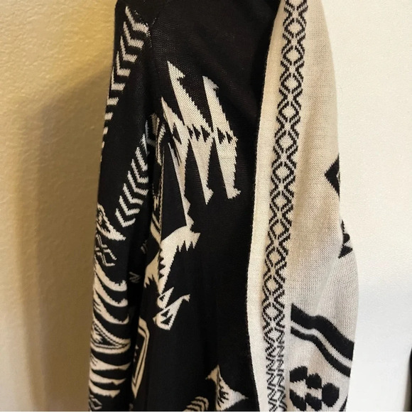 Black and White Aztec Patterned Women's Cardigan - Picture 7 of 14